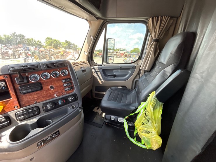 2015-freightliner-cascadia-125-image-11
