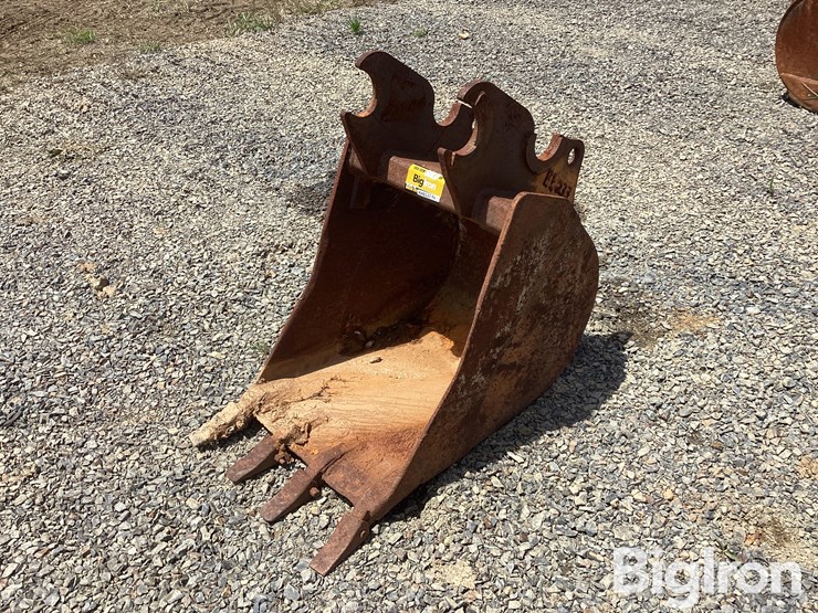 kubota-23"-excavator-bucket-image-1