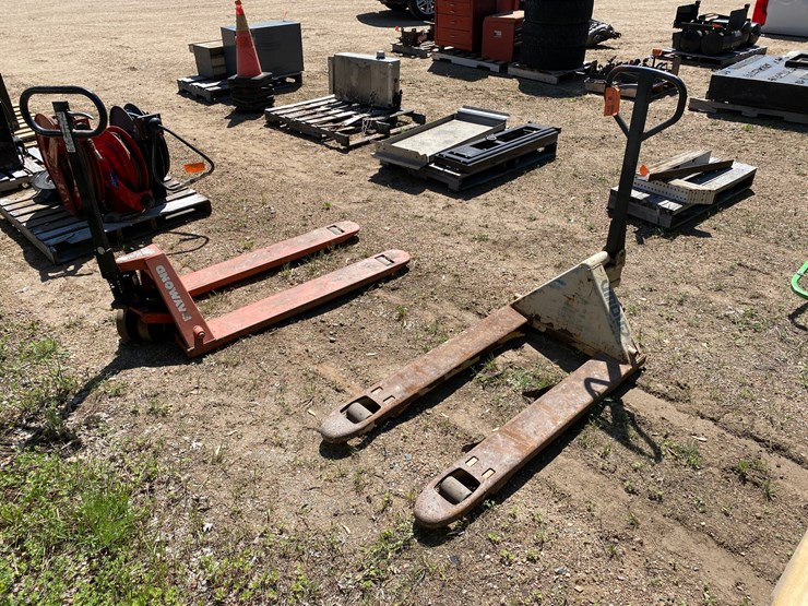 #7446-•-(2)-pallet-jacks-(antigo,-wi)-image-1