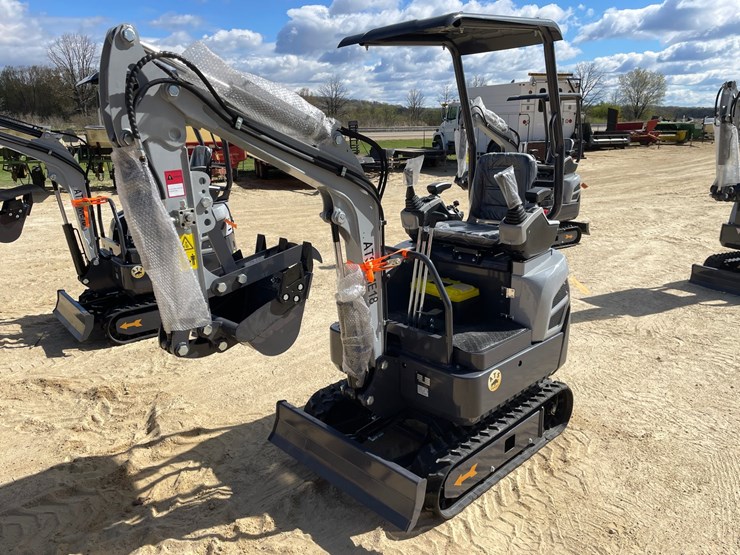 #1107-•-new-ats-me18-mini-excavator-image-1