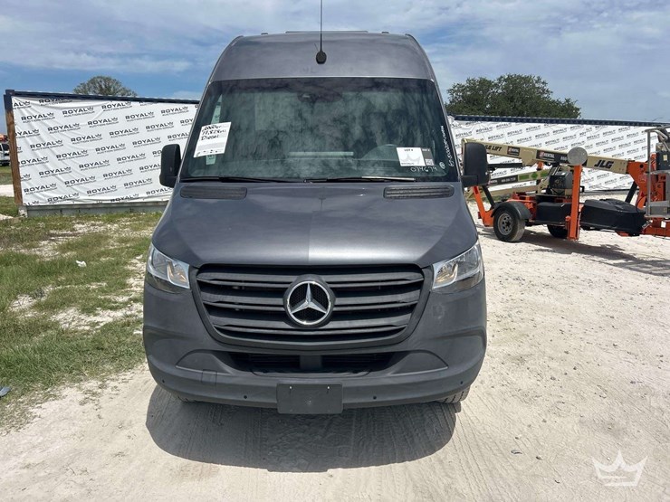 2021-mercedes-benz-sprinter-4500-image-29