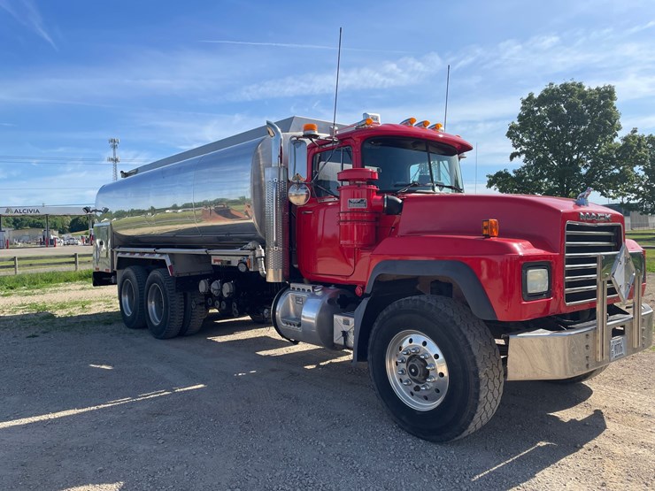 #6152-•-2002-mack-rd-model-fuel-tanker-truck-(has-title)-image-3