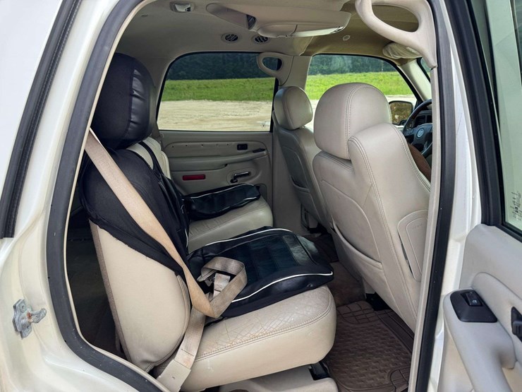 2005-cadillac-escalade-image-16