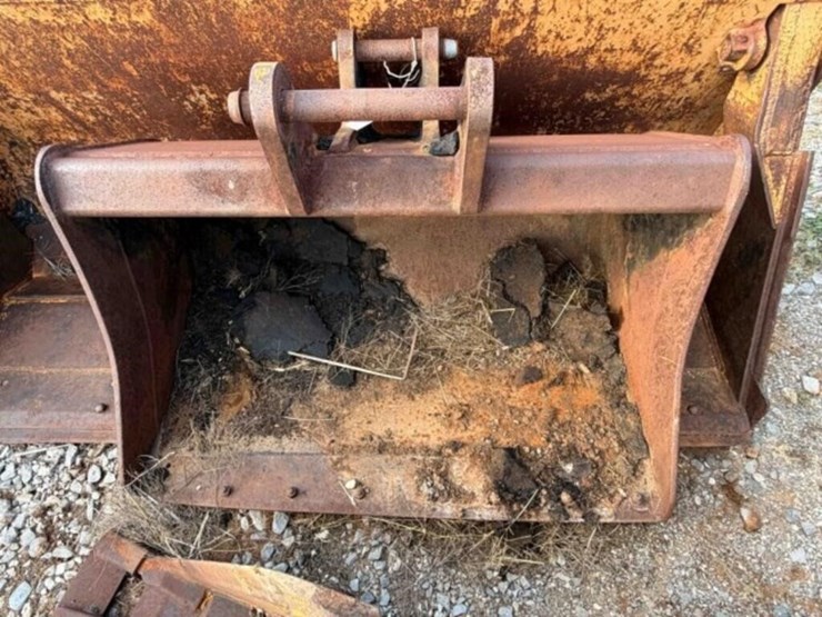 case-4ft-backhoe-rear-bucket-image-3