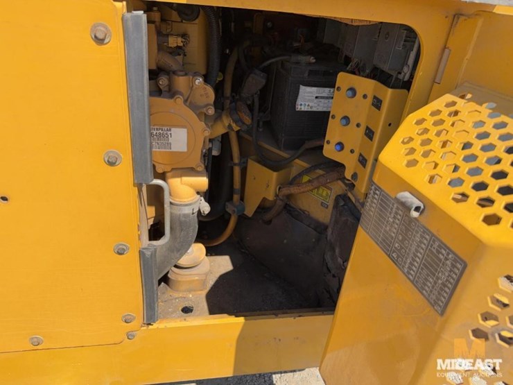2016-caterpillar-cb54b-image-13