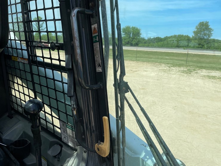 2013-bobcat-s650-image-40