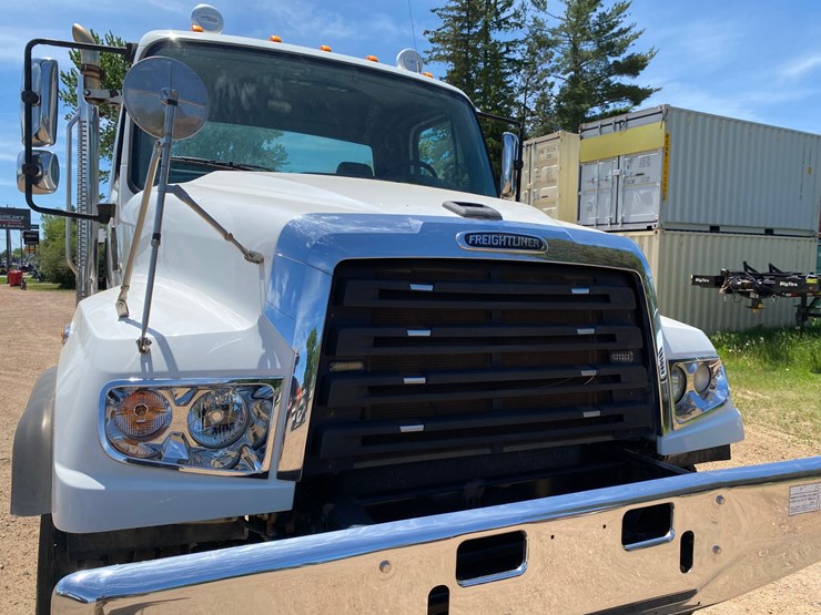2013-freightliner-114sd-image-40