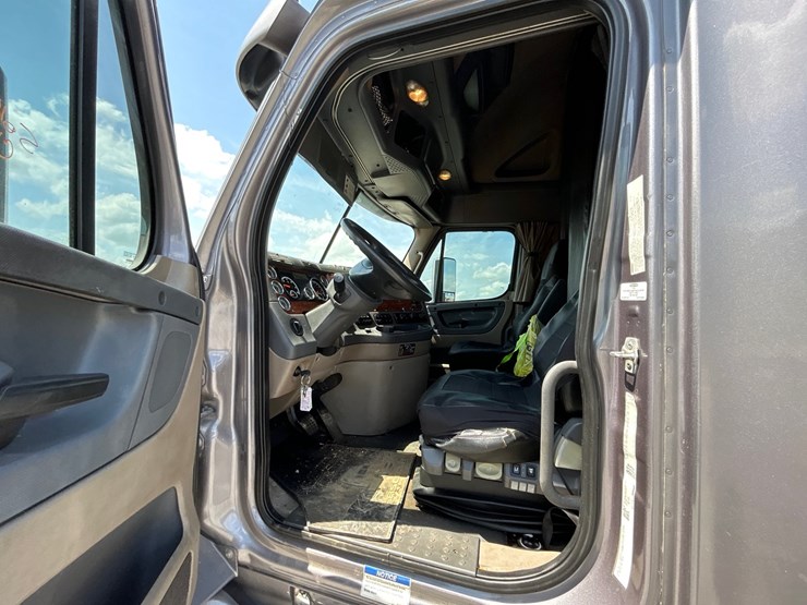 2015-freightliner-cascadia-125-image-10