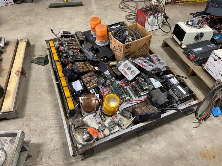 #7510-•-pallet-of-electrical-controls-panels-and-lights-(antigo,-wi)-image-1