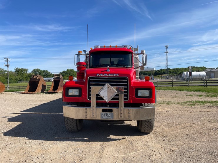 #6152-•-2002-mack-rd-model-fuel-tanker-truck-(has-title)-image-2