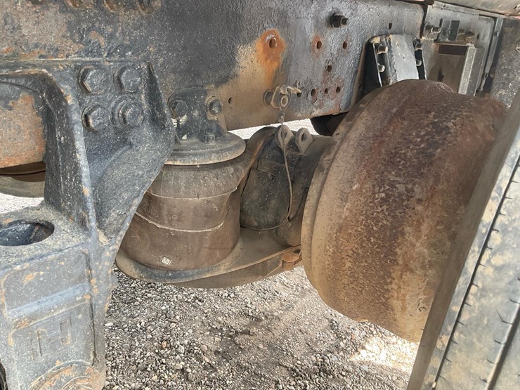 2010-freightliner-m2-106-image-34