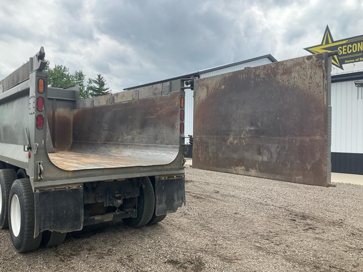 2010-freightliner-m2-106-image-68