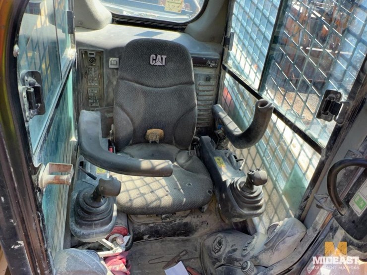 2016-caterpillar-242d-image-12