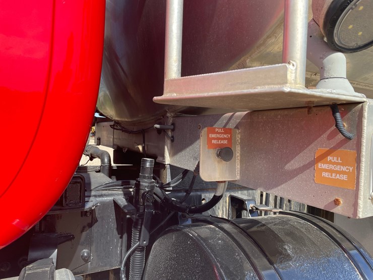 #6152-•-2002-mack-rd-model-fuel-tanker-truck-(has-title)-image-30