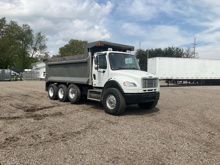 2010-freightliner-m2-106-image-3