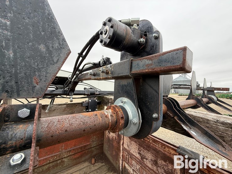 hawkins-12-row-corn-head-crop-sweeper/reel-image-11