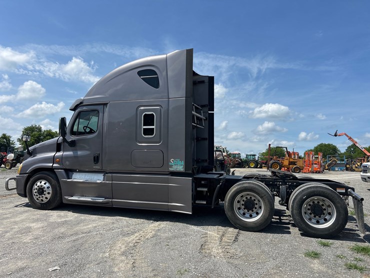 2015-freightliner-cascadia-125-image-2