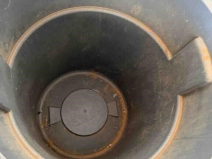 55-gallon-plastic-trash-can-image-2