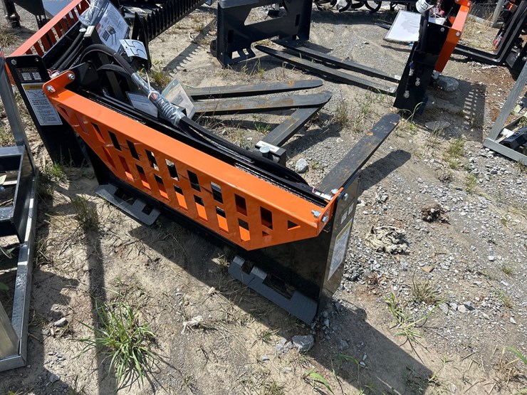 #55-•-48”-hydraulic-skid-steer-pallet-forks-image-2
