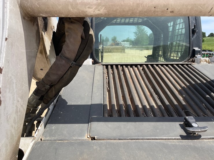 2013-bobcat-s650-image-23