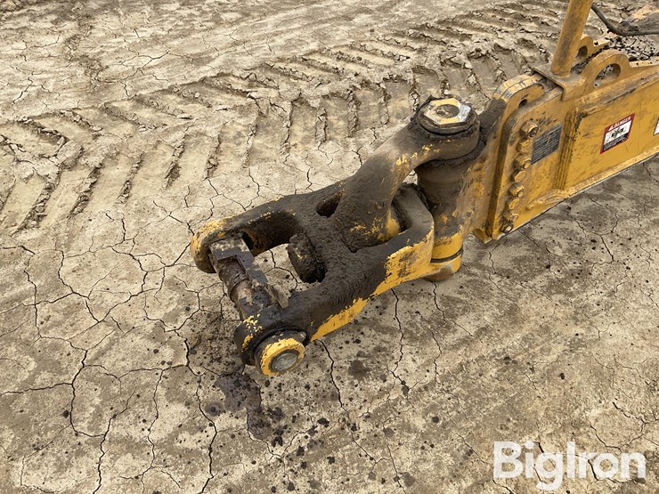 2020-deere-2412e-image-11