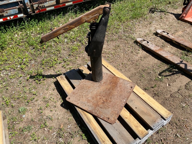 #7448-•-hydraulic-swiveling-cherry-picker-(antigo,-wi)-image-3