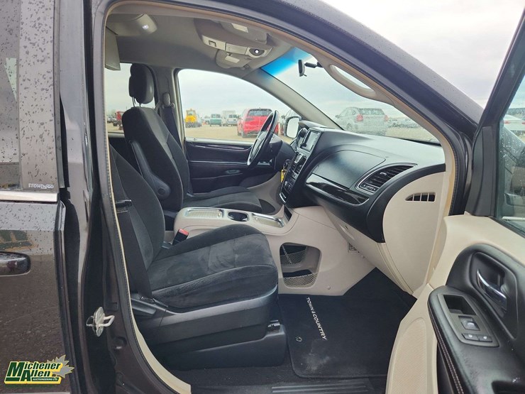 2013-chrysler-town-&-country-image-19