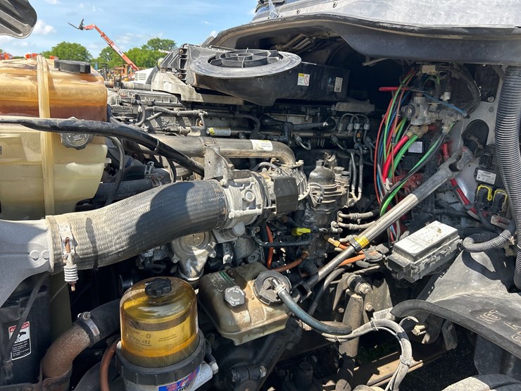 2015-freightliner-cascadia-125-image-9