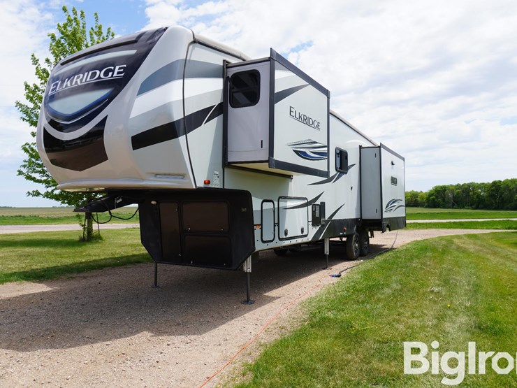 2021-heartland-elkridge-37bar-37'-camper-w/3-large-slide-outs-image-9