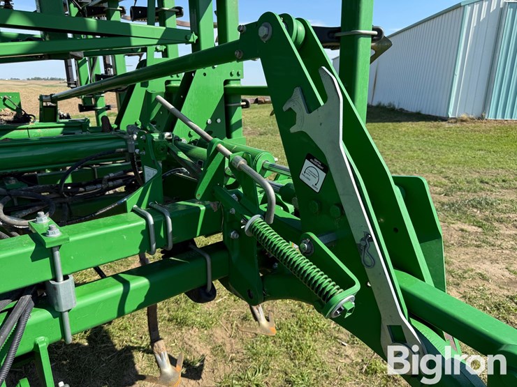 2014-john-deere-2210-image-12