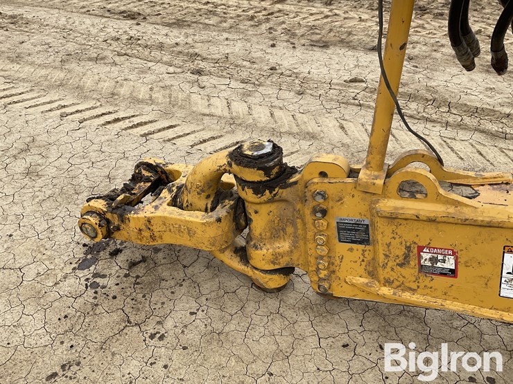 2020-deere-2412e-image-11