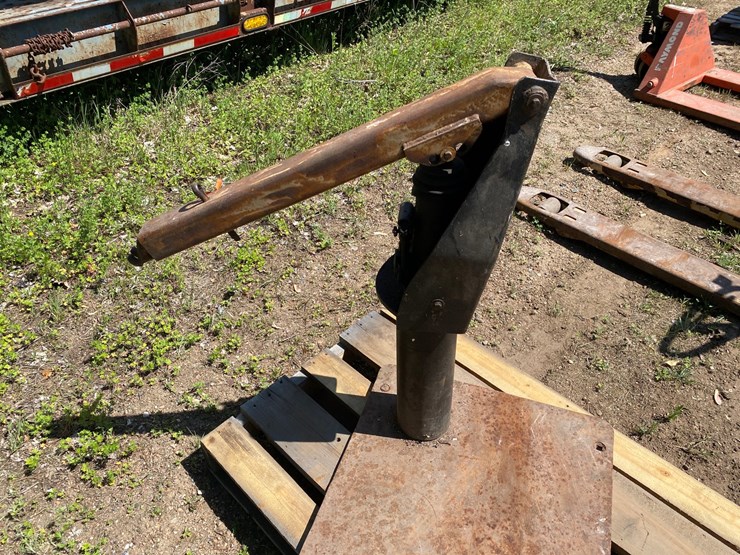 #7448-•-hydraulic-swiveling-cherry-picker-(antigo,-wi)-image-4