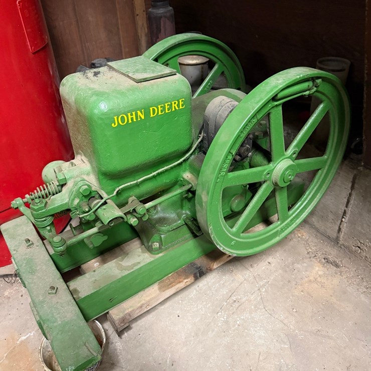 John Deere stationary engine, excellent condition