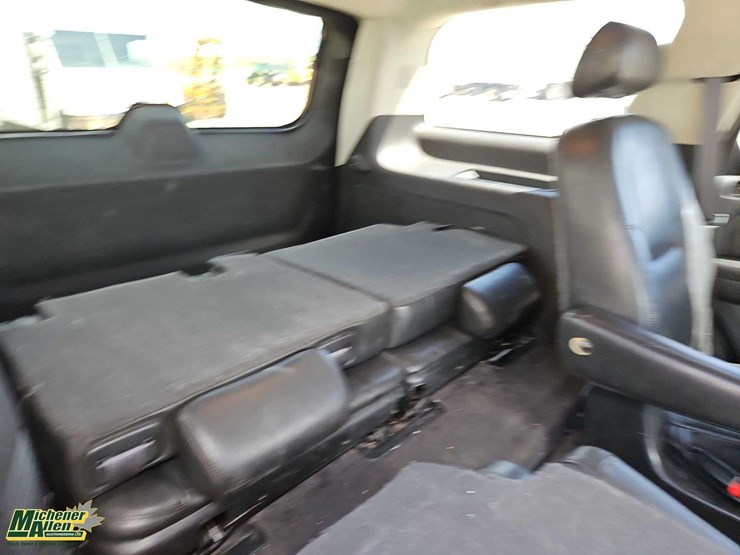 2010-cadillac-escalade-image-19