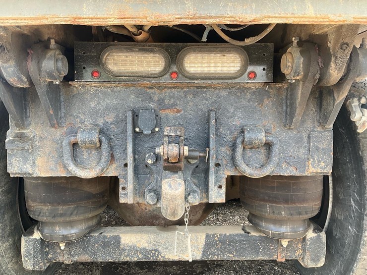 2010-freightliner-m2-106-image-31