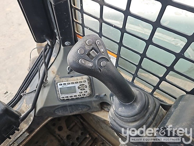 2021-bobcat-t870-image-30