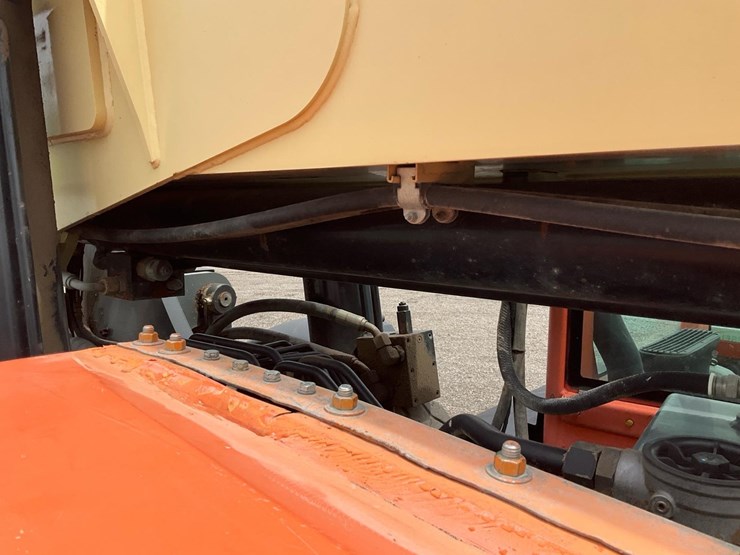 2010-jlg-g12-55a-image-35