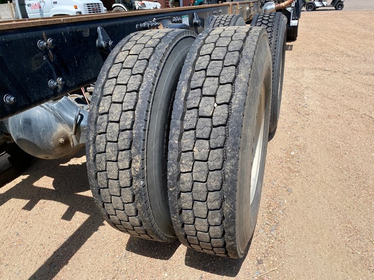 2013-freightliner-114sd-image-32