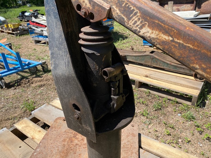 #7448-•-hydraulic-swiveling-cherry-picker-(antigo,-wi)-image-6