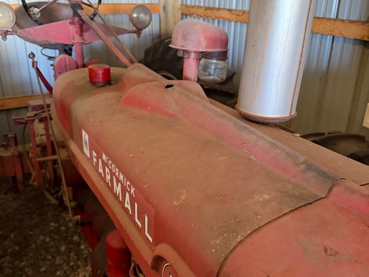 ihc-h-tractor,-narrow-front-image-11