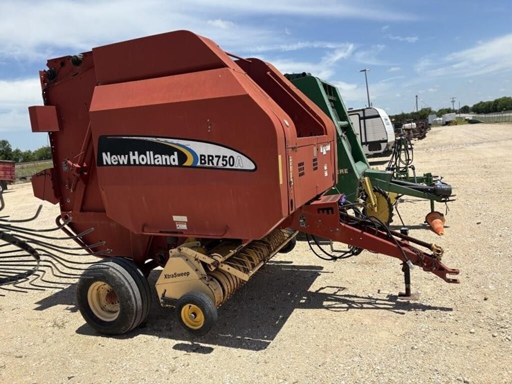 new-holland-br750-image-1