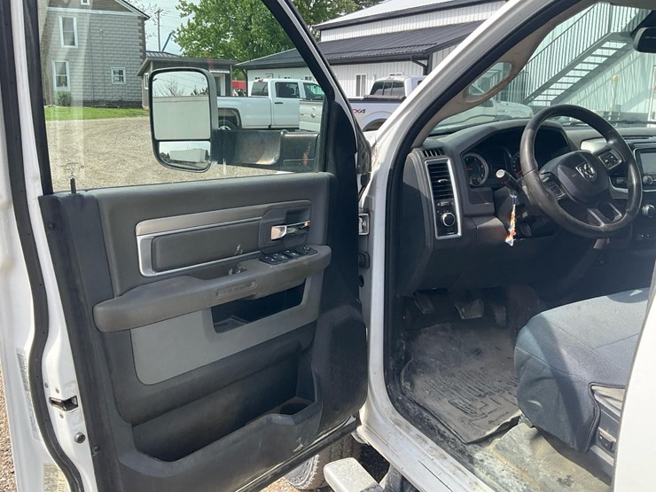 2015-dodge-3500-image-30