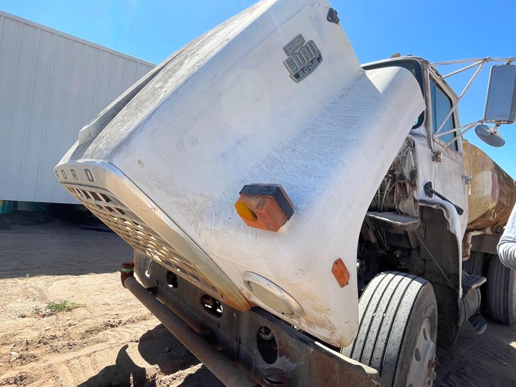 1983-ford-8000-image-51