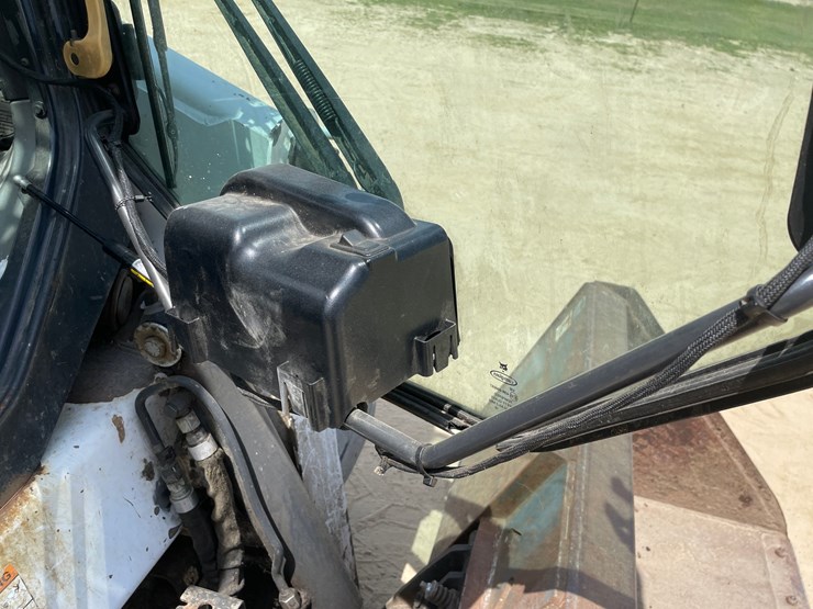 2013-bobcat-s650-image-39