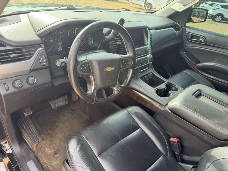 2016-chevrolet-suburban-1500-image-11