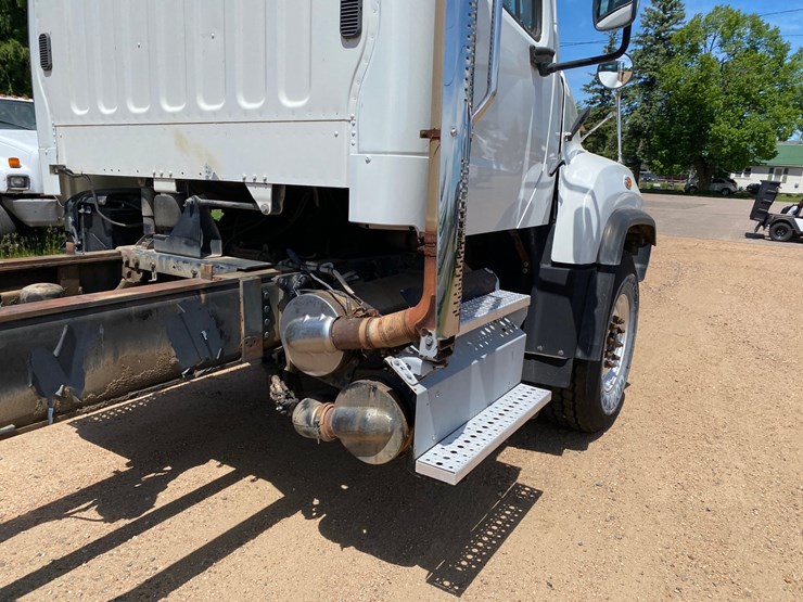 2013-freightliner-114sd-image-37