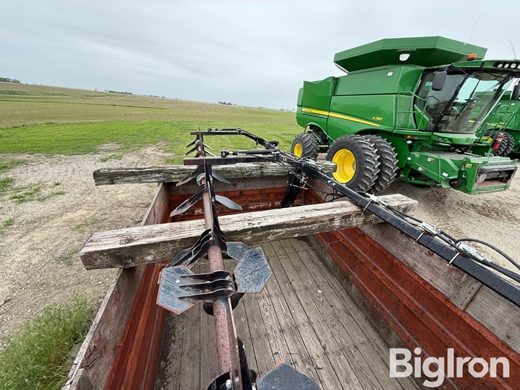 hawkins-12-row-corn-head-crop-sweeper/reel-image-20