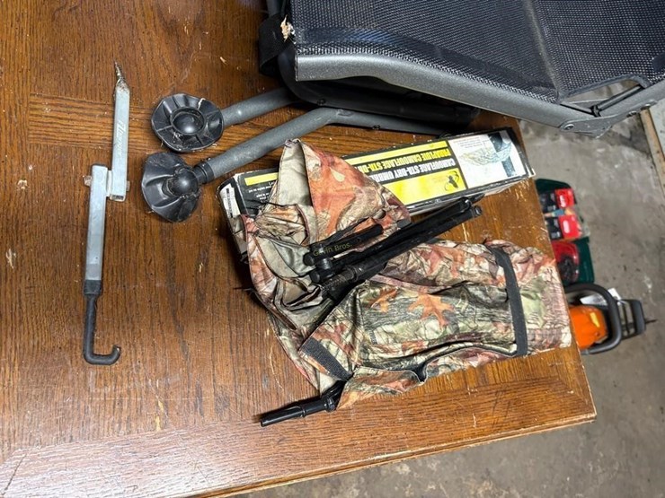 cabelas-swivel-chair-&-hunting-supplies-image-2