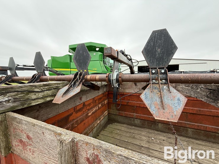 hawkins-12-row-corn-head-crop-sweeper/reel-image-13