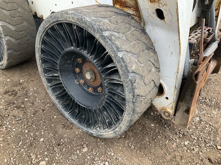 2014-bobcat-s570-image-10